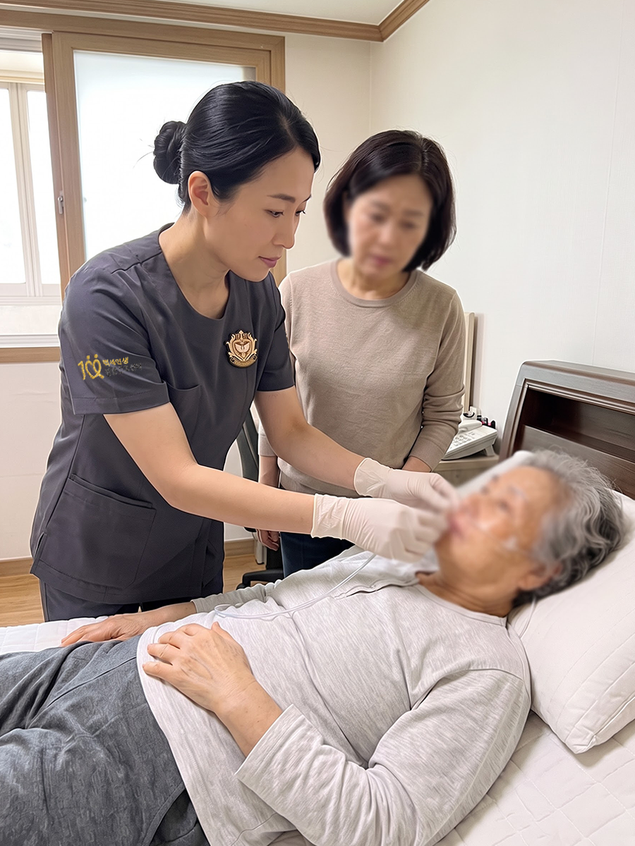경관영양튜브와 유치도뇨관을 관리하는 방문간호 연출 이미지